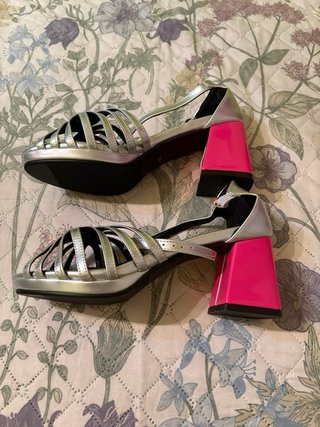 Zapatos de tacón plateados y rosas