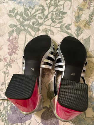 Zapatos de tacón plateados y rosas