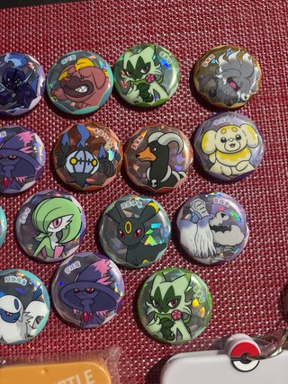 Lote Pines Pokémon y Llavero