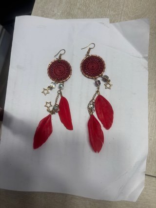 Pendientes largos de plumas rojas y doradas