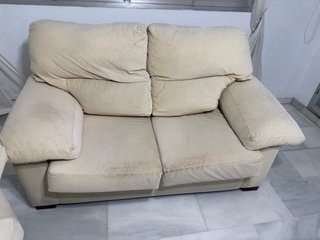 2 sofás de tela beige (5 plazas)