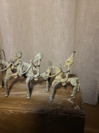 Escultura tribal antigua de bronce
