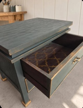 Mesa auxiliar pintada a mano verde y oro