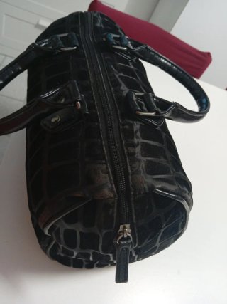Elegante borsa bauletto nera maculata in velluto