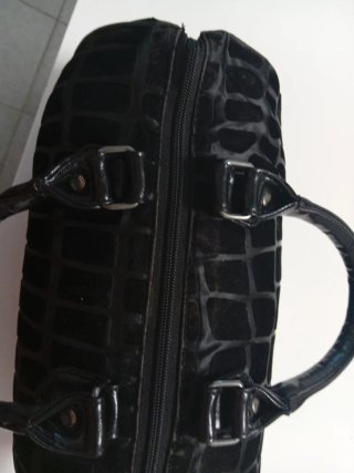 Elegante borsa bauletto nera maculata in velluto