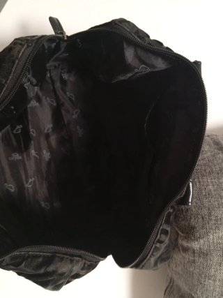 Elegante borsa bauletto nera maculata in velluto