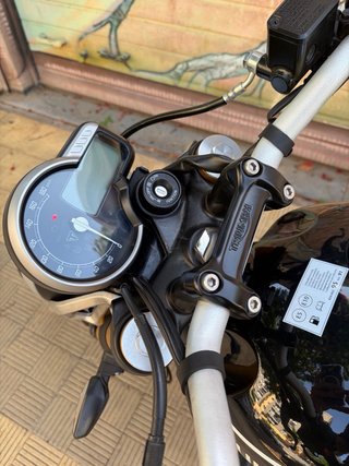 Triumph Speed 400 Negra y Plateada