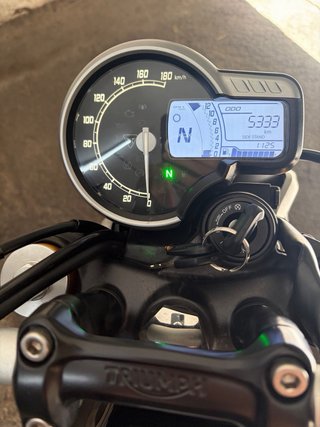 Triumph Speed 400 Negra y Plateada