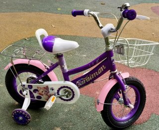Bicicleta infantil morada con ruedines