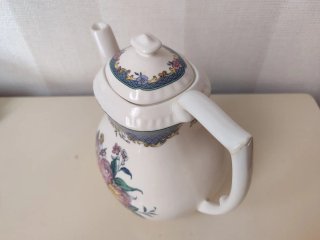Tetera de porcelana transformada en jarrón