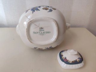 Tetera de porcelana transformada en jarrón