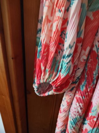 Vestido H&M floral plisado manga larga