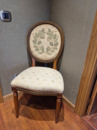 Silla clásica tapizada madera