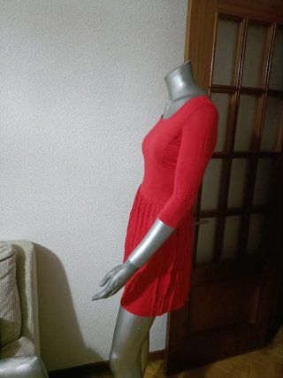 Vestido rojo manga 3/4 falda capa