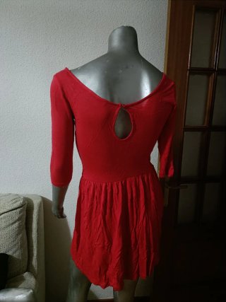 Vestido rojo manga 3/4 falda capa