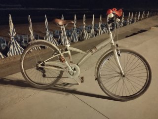 Bicicleta estilo Hello Kitty