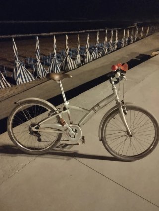 Bicicleta estilo Hello Kitty