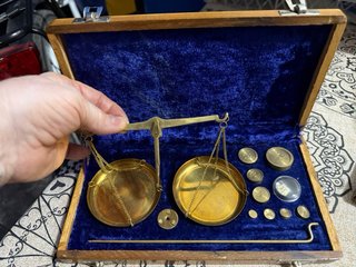 Balanza antigua de precisión con pesas