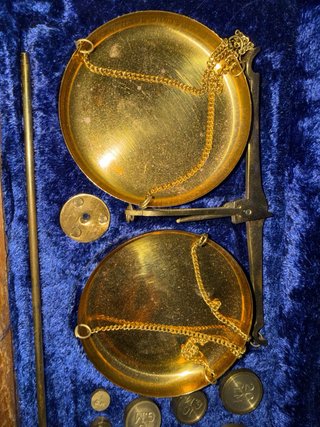 Balanza antigua de precisión con pesas
