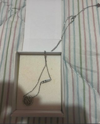 Collar Guess plateado con logo y medallón