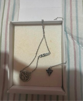 Collar Guess plateado con logo y medallón