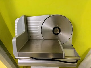 Cortadora de fiambre plateada uso domestico