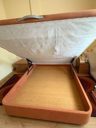 Canapé abatible de tela y madera