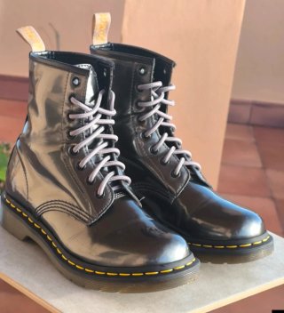 Botines Dr. Martens veganos color metalizado n 39