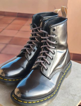 Botines Dr. Martens veganos color metalizado n 39