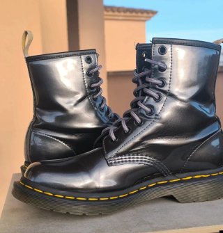 Botines Dr. Martens veganos color metalizado n 39