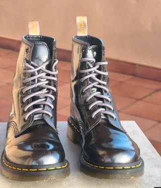 Botines Dr. Martens veganos color metalizado n 39
