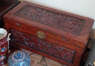 Baúl oriental madera y metal tallado