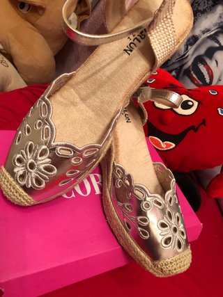 Zapatillas cuña plata caladas talla 39