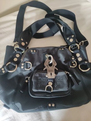 Bolso azul marino,dos usos es muy grande