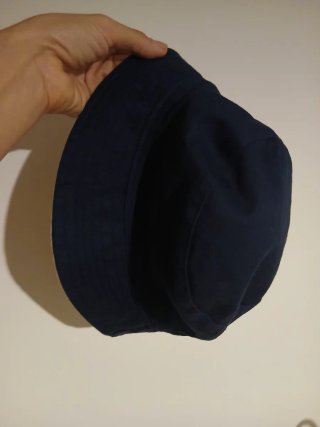Sombrero reversible beige y azul. Calidad