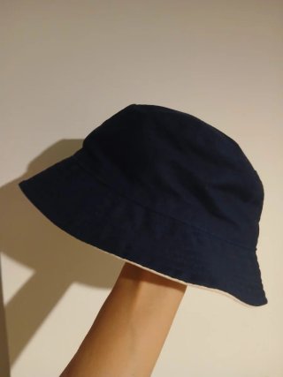 Sombrero reversible beige y azul. Calidad