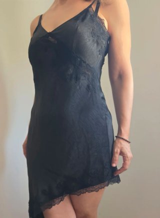 Vestido negro asimétrico con encaje