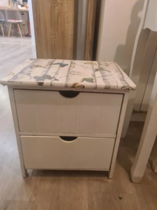 Toeletta bianca con specchio e sgabello abbinati.
