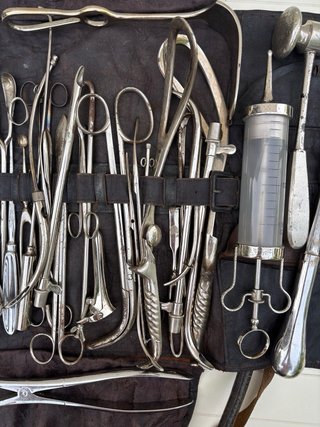 Antico set strumenti medici