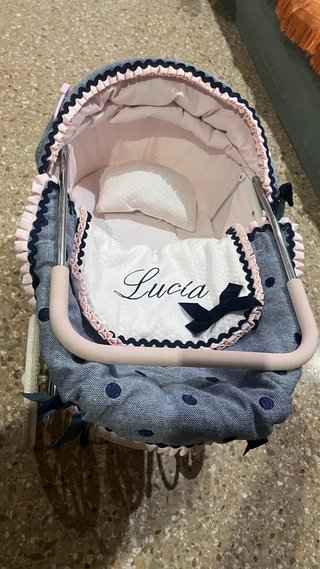 Carrito de bebé de juguete clásico