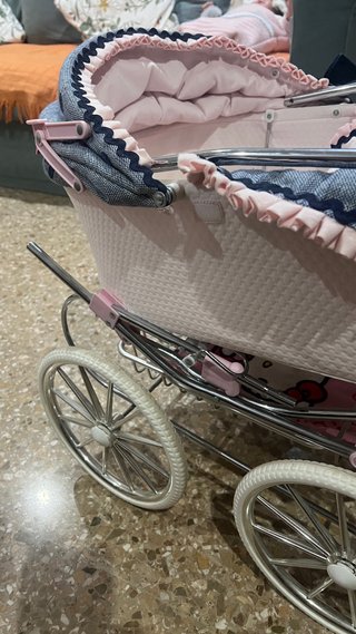 Carrito de bebé de juguete clásico