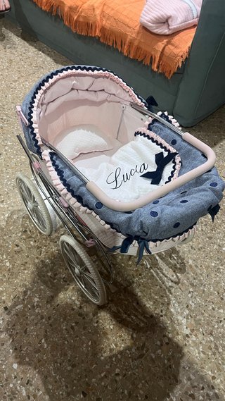 Carrito de bebé de juguete clásico