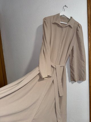 Vestido beige largo con cinturón