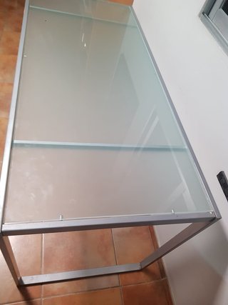 Mesa cristal y metal plateado