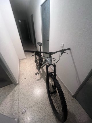 Bicicleta Mondraker Raze Trail