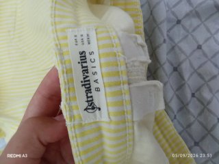 Shorts amarillos con rayas blancas