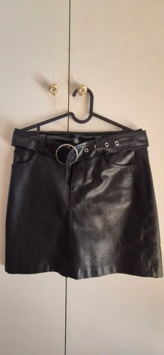 Falda Bershka efecto piel con cinturón