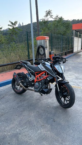 KTM Duke 125 2022 + Akrapovič + Neumáticos S22
