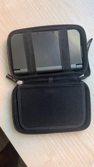 New Nintendo 3DS XL Negra + Cargador y Lápiz