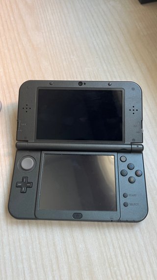 New Nintendo 3DS XL Negra + Cargador y Lápiz